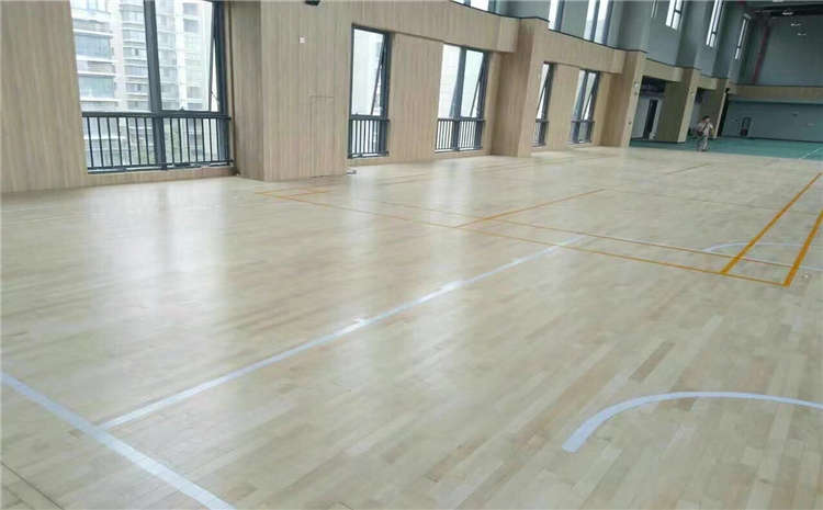 柞木籃球場地木地板價格是多少錢？